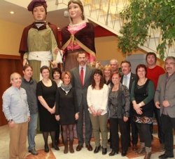 Fotografía de grupo de Don Felipe con empleados del Ayuntamiento de Tremp